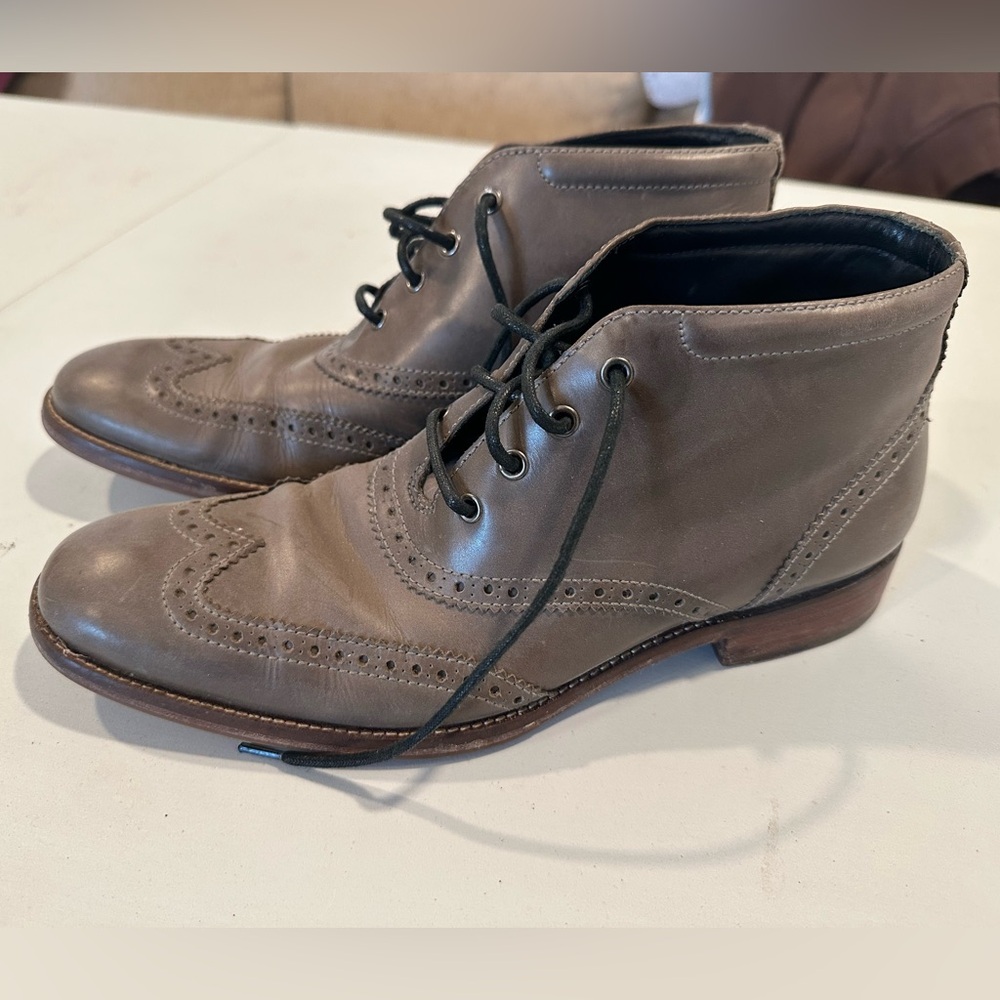 Cole Haan Men's Grey/Brown Leather Brogue Boot Dress shoes size 8.5 D